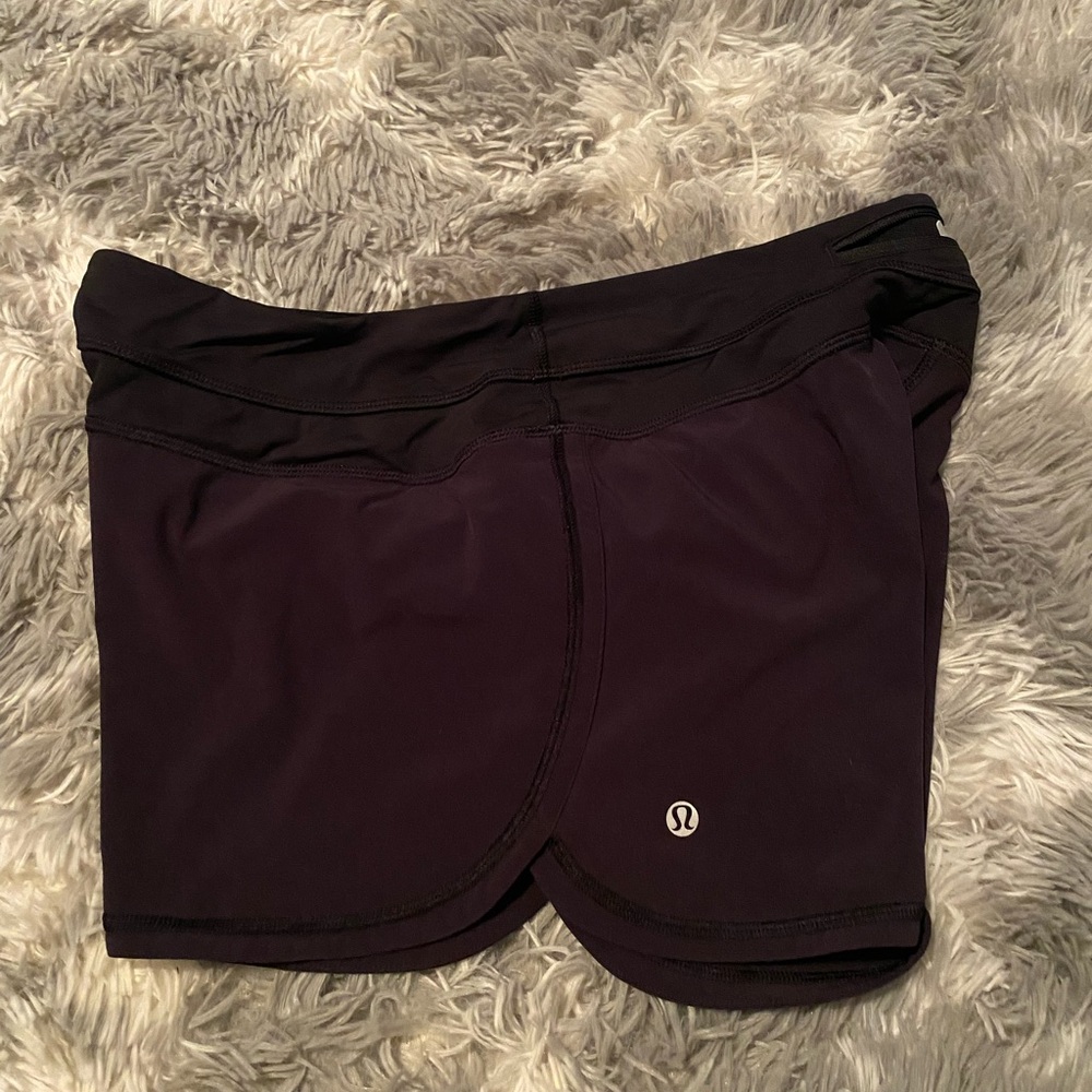 Lululemon black shorts 4” length+ SO never used white top size Lg